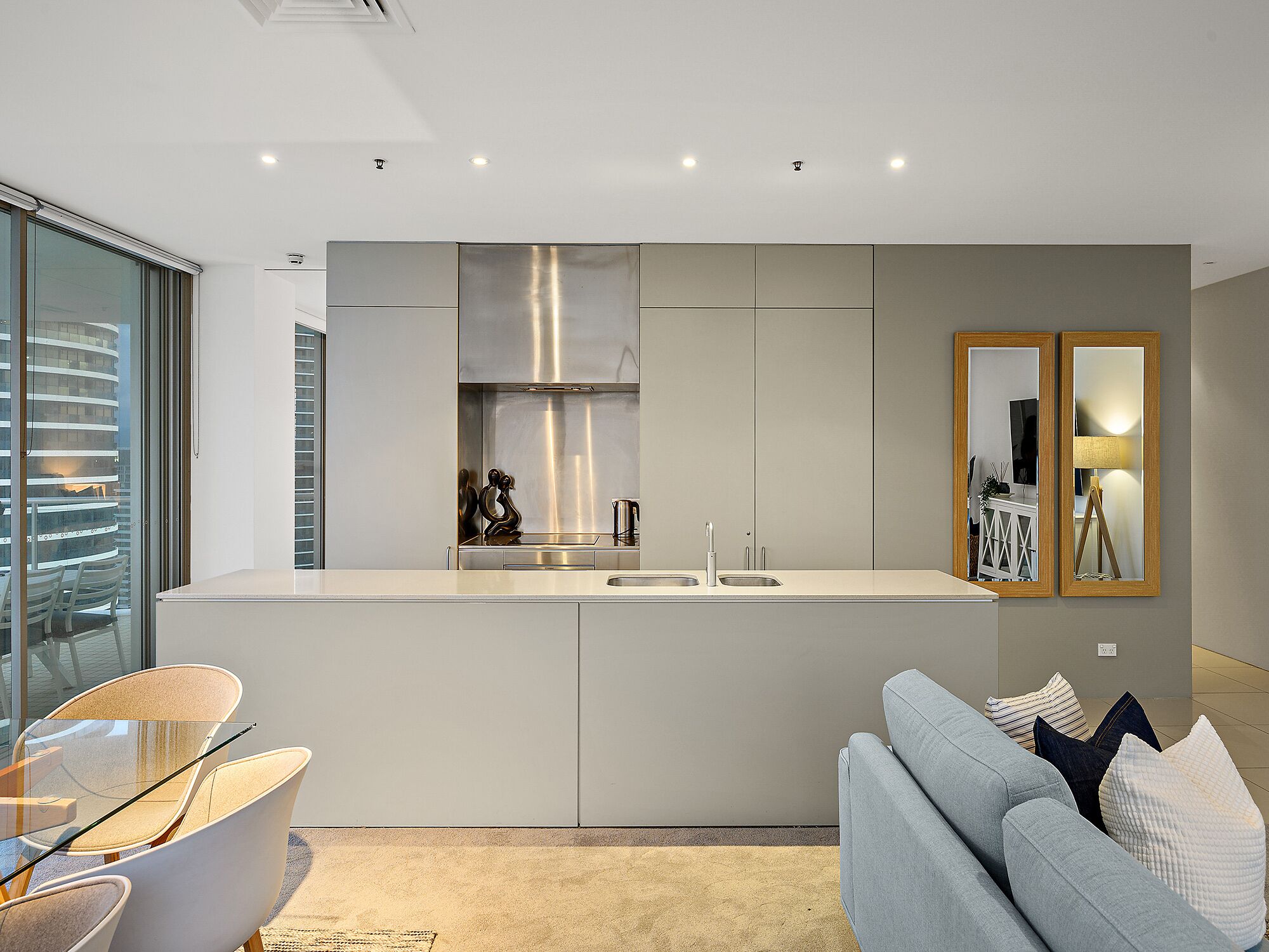 Air On Broadbeach Level 22 Beachfront VIEWS!!! — image 3