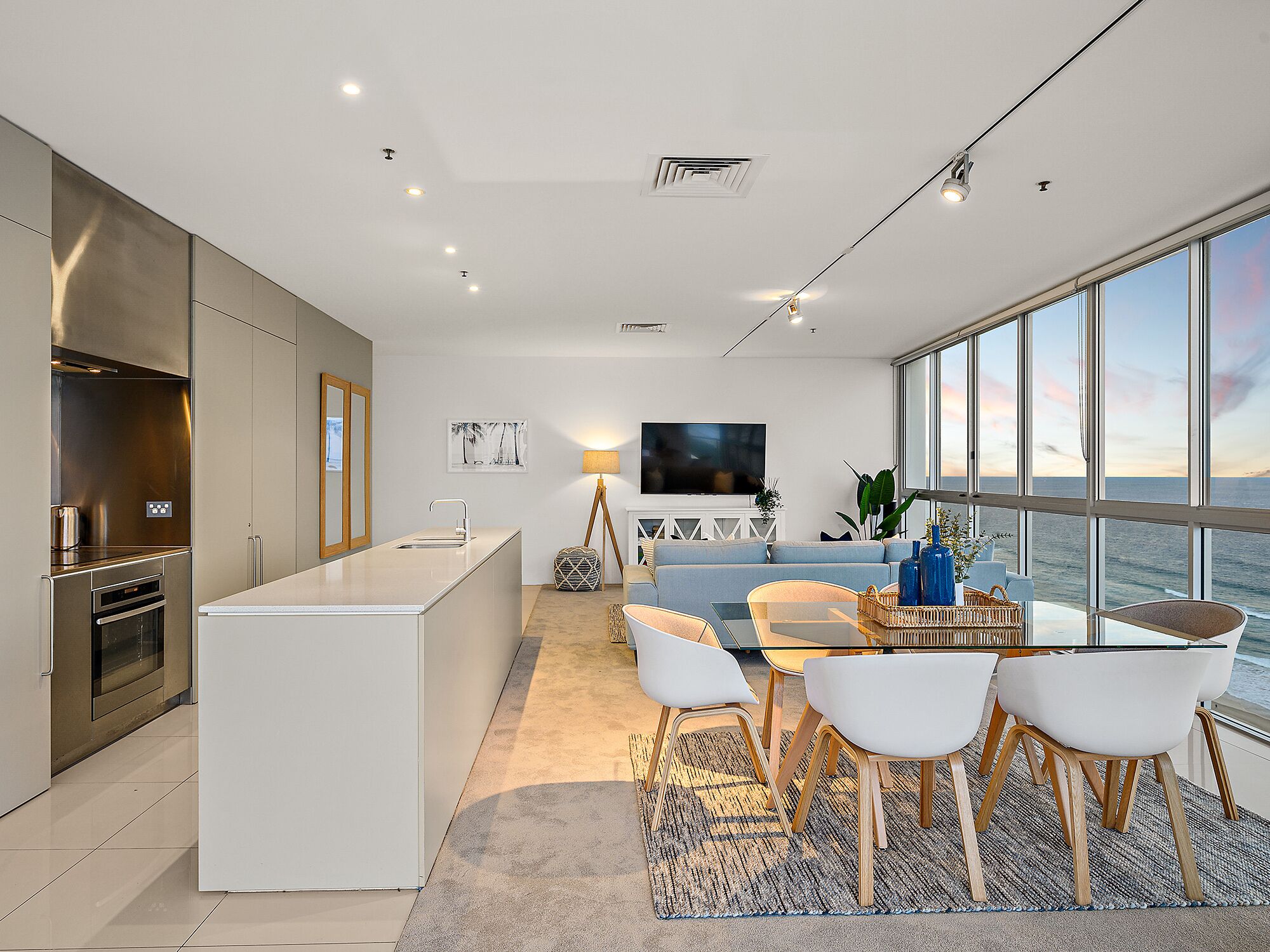 Air On Broadbeach Level 22 Beachfront VIEWS!!! — image 11
