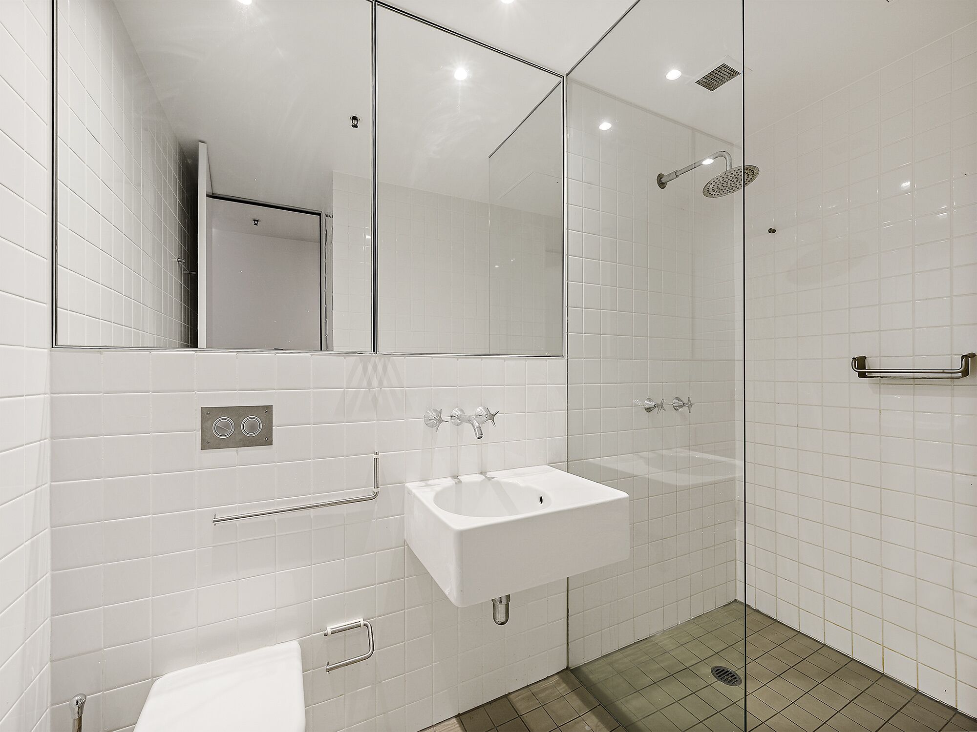 Air On Broadbeach Level 22 Beachfront VIEWS!!! — image 18