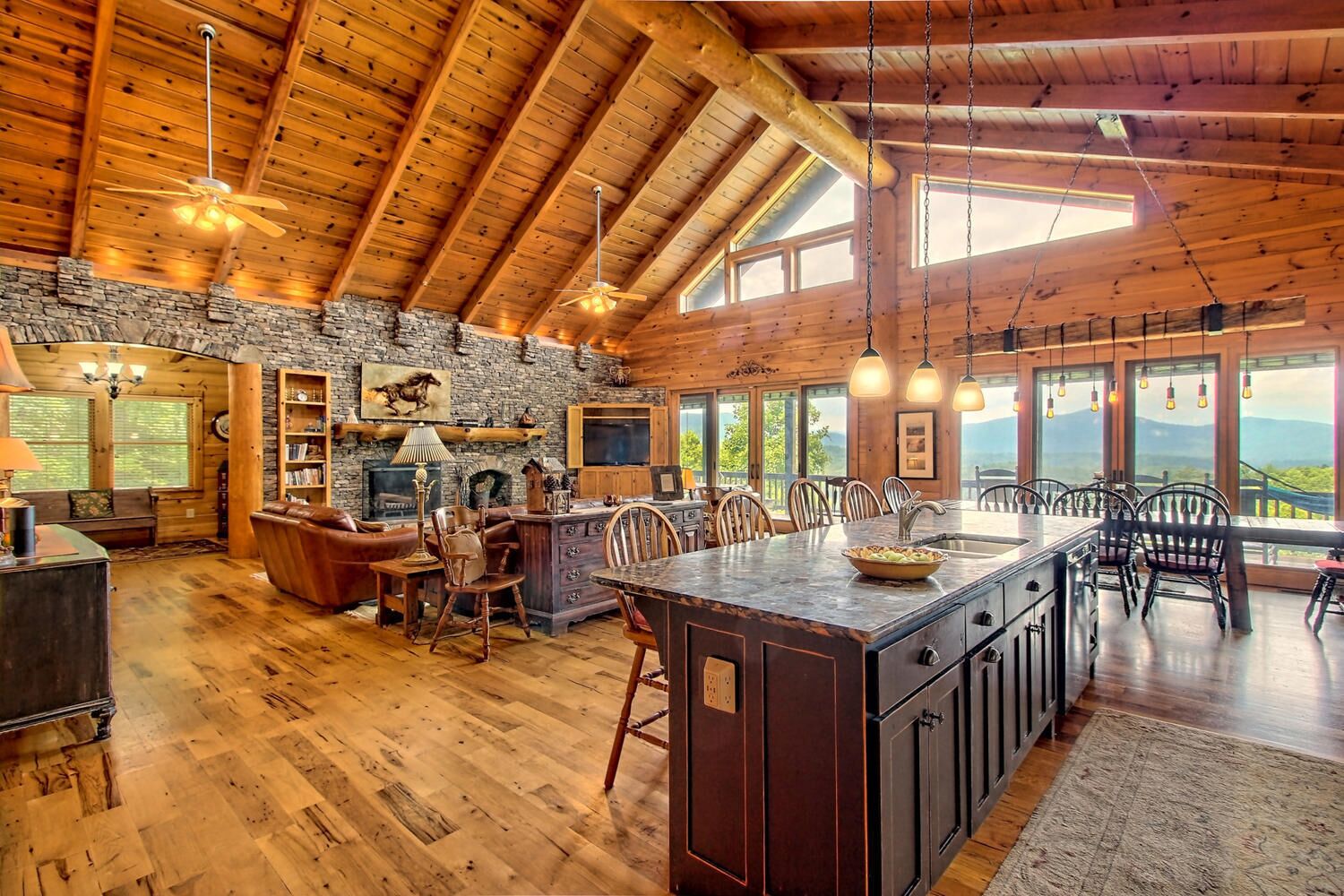 Mountain Creek Lodge and Farm - Spectacular Views, 25 acres, PET FRIENDLY 