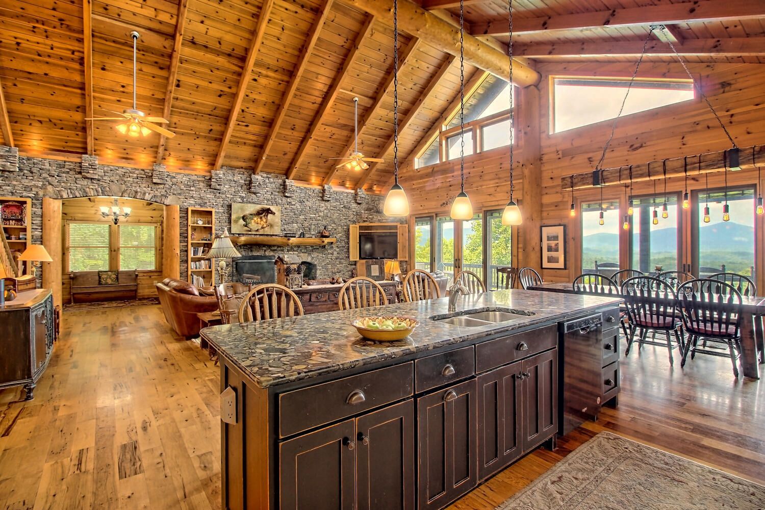 Mountain Creek Lodge and Farm - Spectacular Views, 25 acres, PET FRIENDLY 