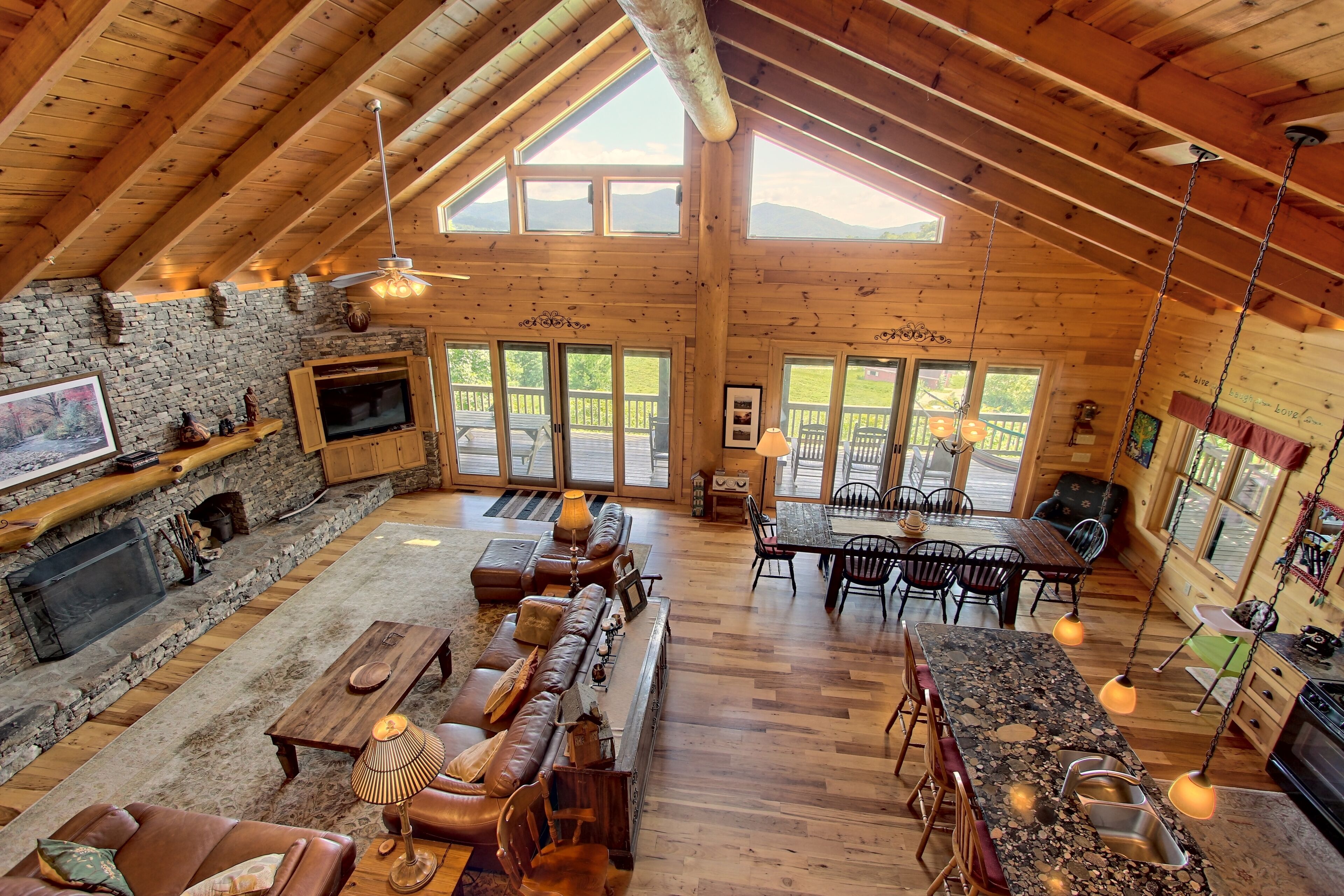 Mountain Creek Lodge and Farm - Spectacular Views, 25 acres, PET FRIENDLY 
