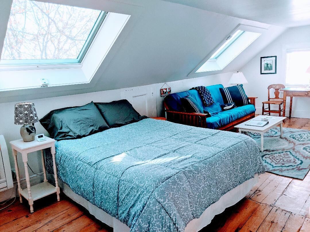 Large Studio, amazing bay view, private deck with table and chairs