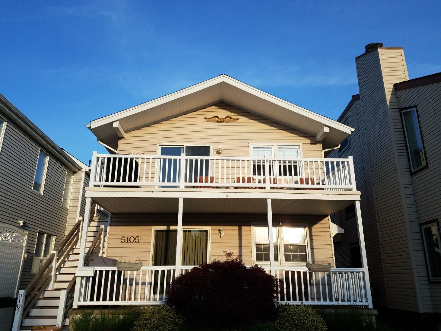 Modern and relaxing great location, only 4 homes to the beach, 2 large decks.