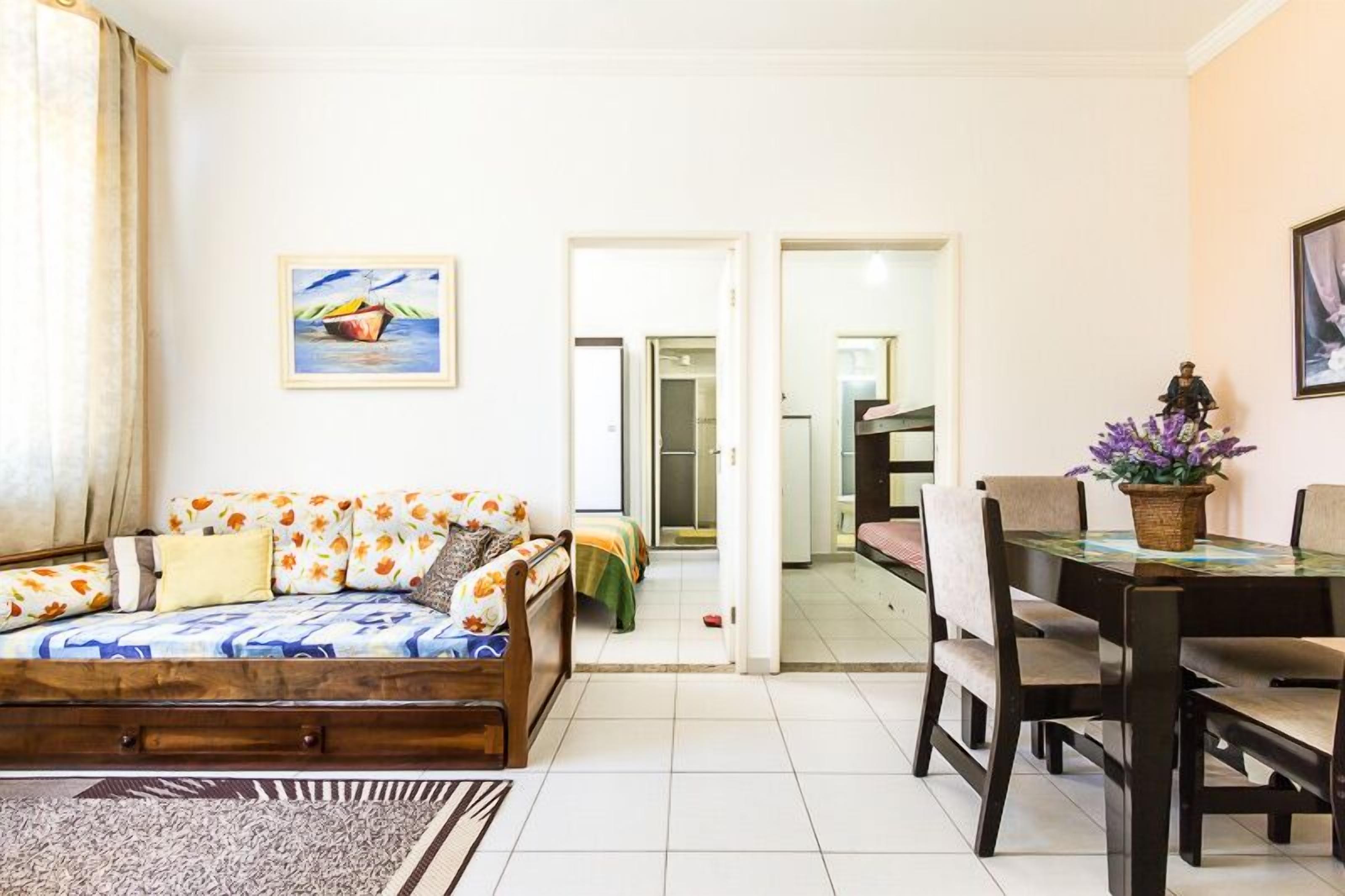 PITANGUEIRAS 100 m. THE BEACH - 2 BEDROOMS - BALCONY - VACANCY of GARAGE-WIFI INTERNET