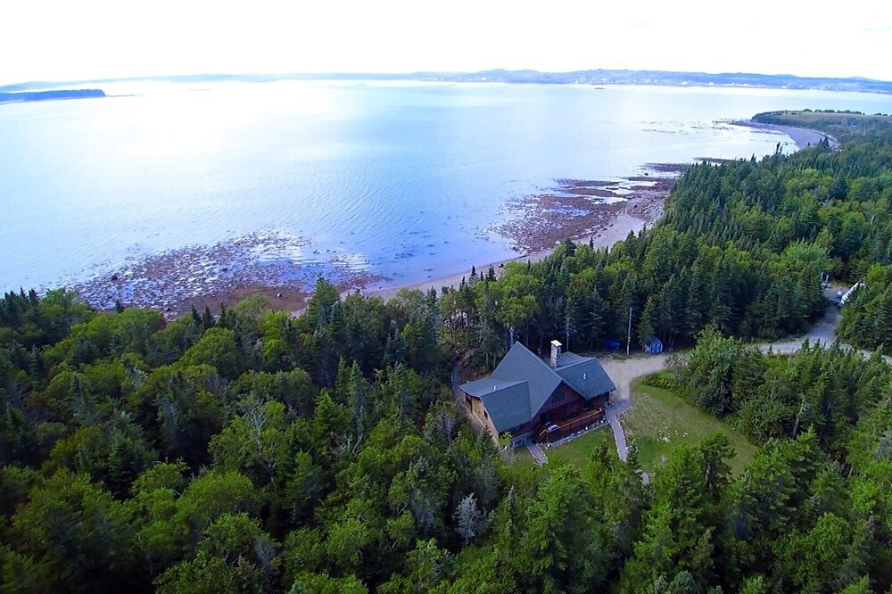 Bear Beach Maine! Oceanfront Log Cabin, Secluded Sandy Beach, Sunsets & Sauna