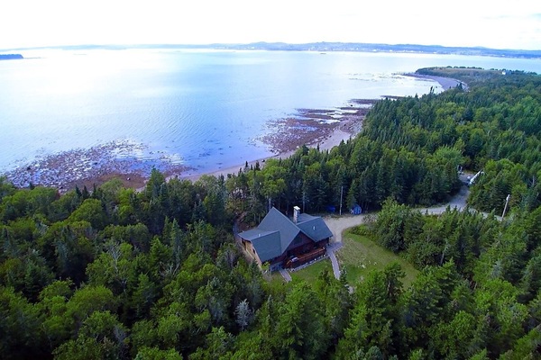 Secluded log home with amazing ocean views and private, sandy beach