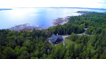 Secluded log home with amazing ocean views and private, sandy beach