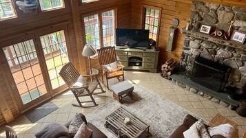 Téléviseur connecté, foyer, lecteur de DVD, table de baby-foot