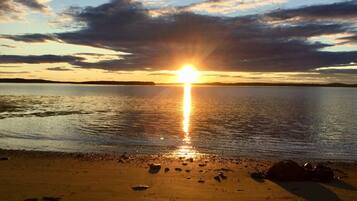Plage, chaises longues, serviettes de plage