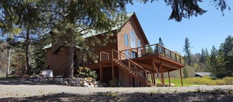 30 min to Schweitzer. Sleeps 12, Hot Tub, Movie Theater Room!
