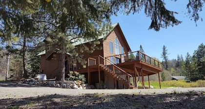 30 min to Schweitzer. Sleeps 12, Hot Tub, Movie Theater Room!