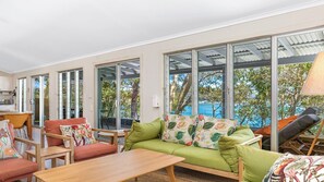 テレビ、DVD プレーヤー