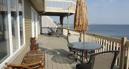 Oceanfront Villa, A/C, Cable TV, Free WiFi, 2 Decks, Outdoor Grill, Pet-Friendly