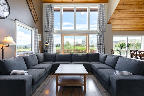 Smart TV, chimenea, futbolito y libros