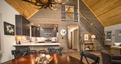 GREAT ESCAPE, RELAX & PLAY, 9 ACRES, SUPER VIEW, 2 DECKS, FIRE PIT, TRAILS &MORE