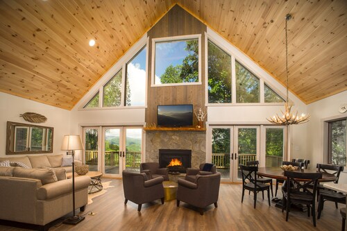 Ylellinen koti, super talvihinnat, mahtavat näkymät, erittäin yksityinen, palo-kuoppa ja paljon muuta