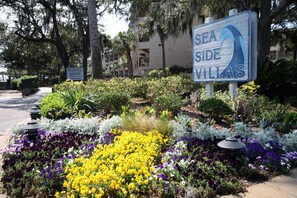 Property grounds - Free Bikes, Parking & WiFi, Perfect couple's getaway villa with ocean view (Hilton Head Island)