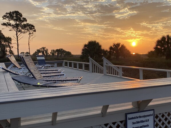 Terrace/patio - Free Bikes, Parking & WiFi, Perfect couple's getaway villa with ocean view (Hilton Head Island)