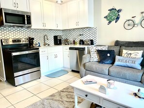 Fridge, microwave, oven, stovetop - Free Bikes, Parking & WiFi, Perfect couple's getaway villa with ocean view (Hilton Head Island)