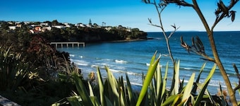 Beach Lodge - Walk to beach and Shops