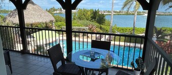 "Your own private resort" - Mockingbird Pointe - Waterfront, pool and dockage