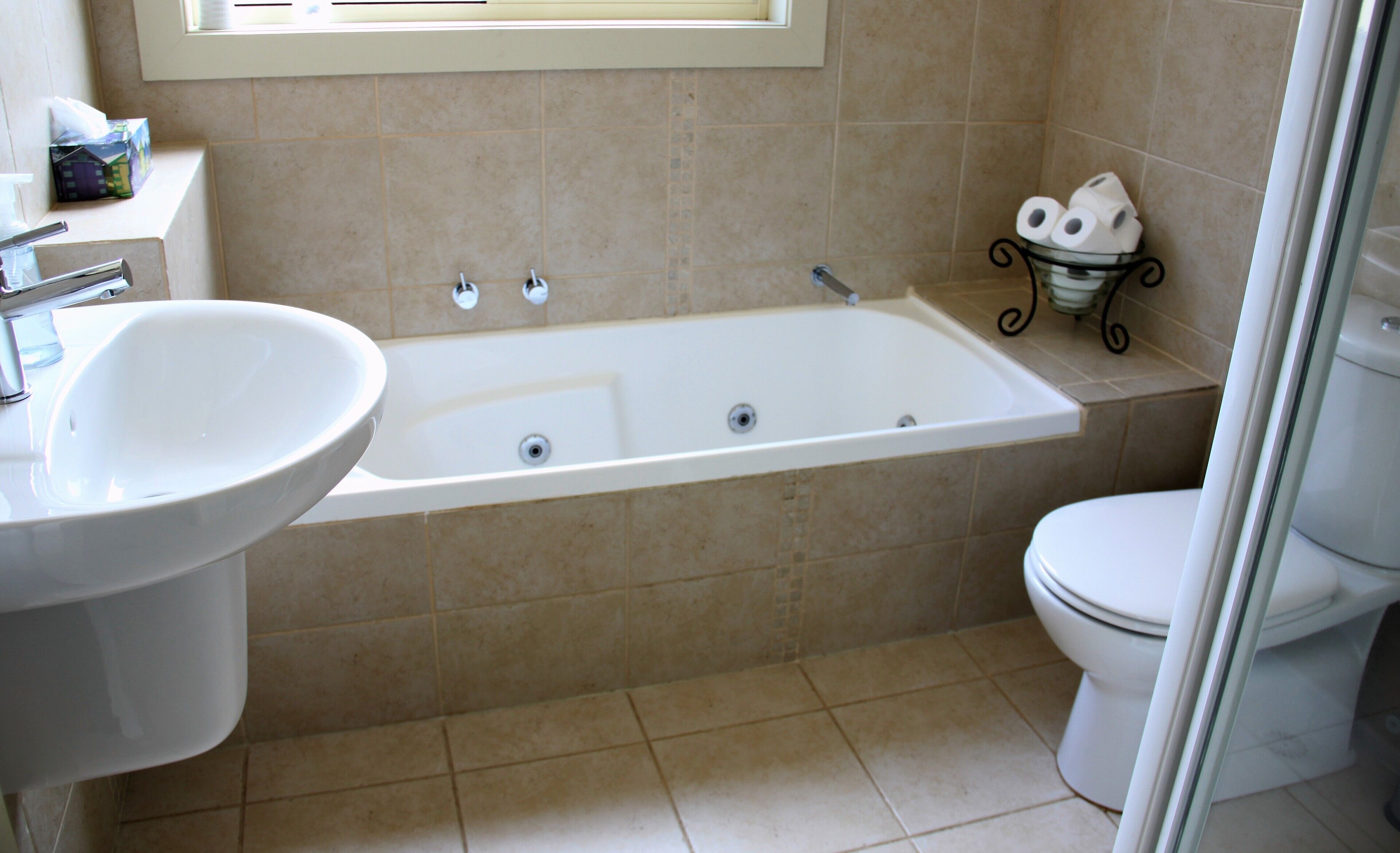 BAY OF FIRES VISTA Boutique Accommodation at Binalong Bay - indoor spa bath — image 10