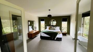 4 soverom, skrivebord, strykejern/-brett og reiseseng for barn