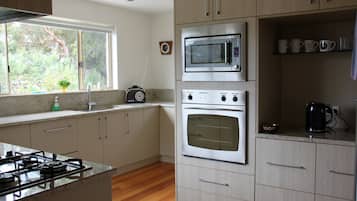 Full-sized fridge, microwave, oven, stovetop