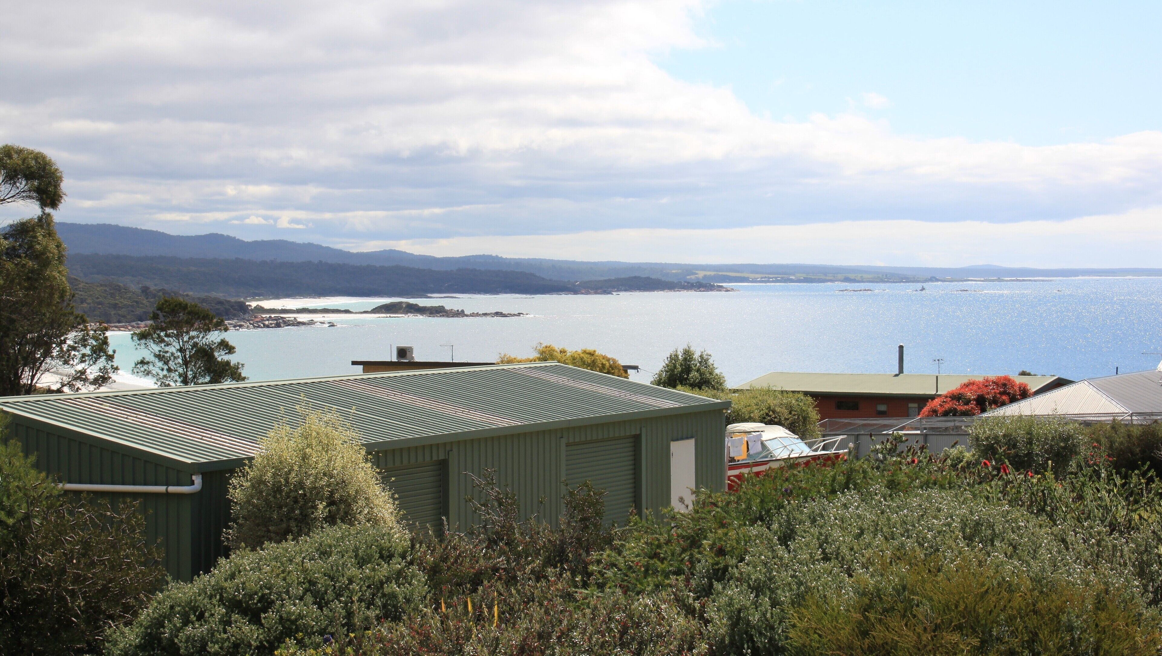 BAY OF FIRES VISTA Boutique Accommodation at Binalong Bay - indoor spa bath — image 19