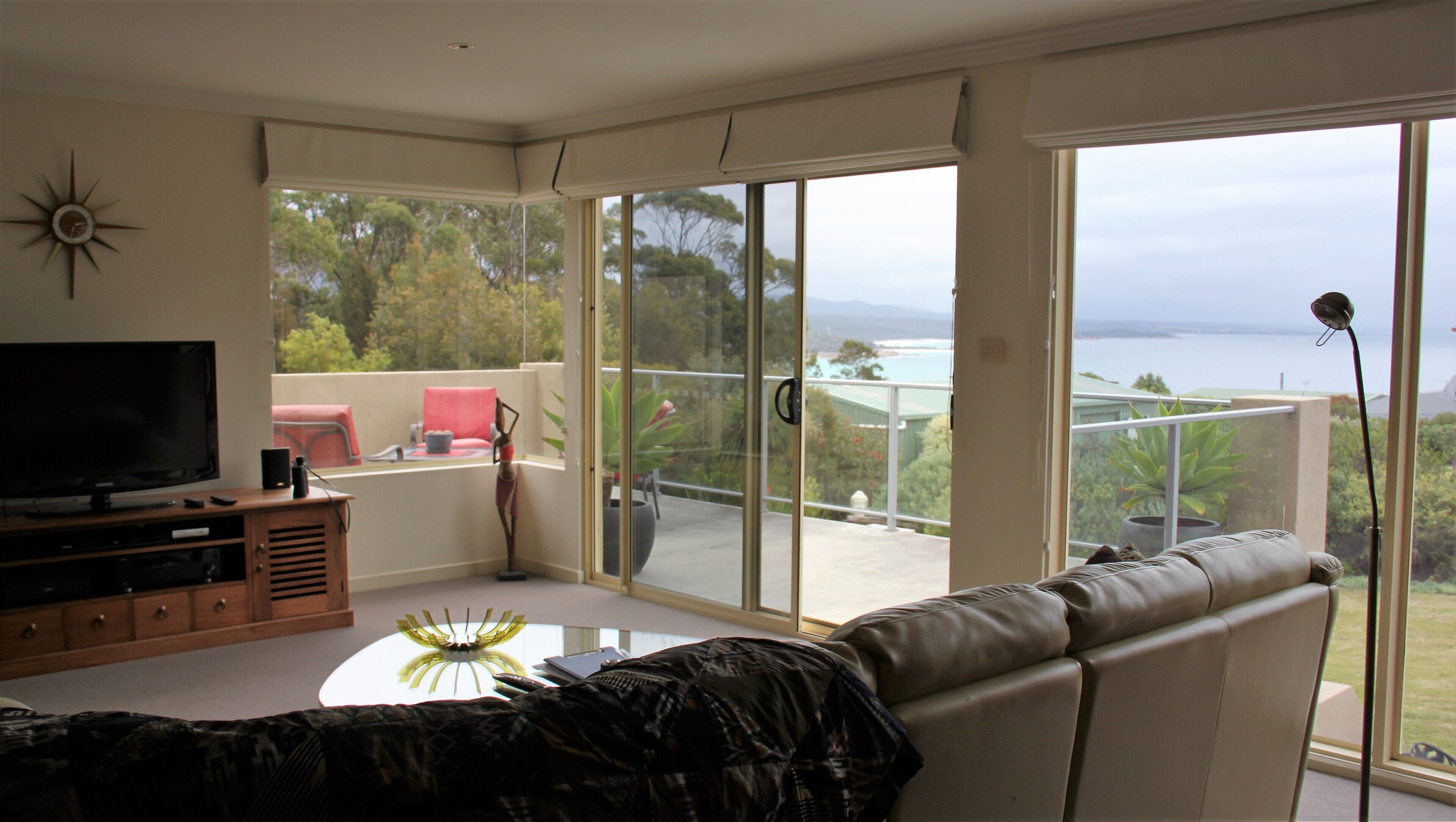 BAY OF FIRES VISTA Boutique Accommodation at Binalong Bay - indoor spa bath — image 14