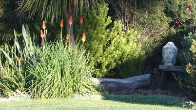 BAY OF FIRES VISTA Boutique Accommodation at Binalong Bay - indoor spa bath