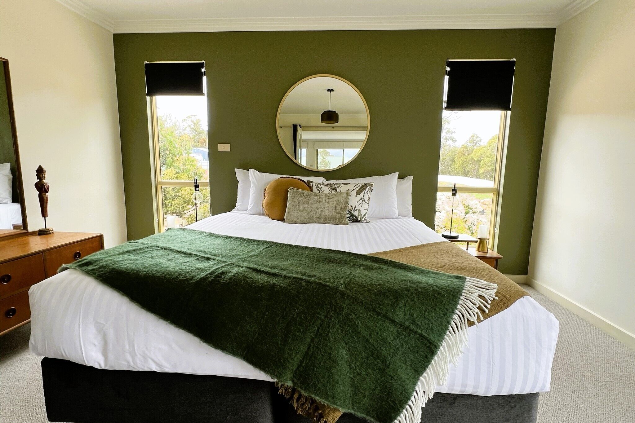 4 bedrooms, desk, iron/ironing board, travel crib