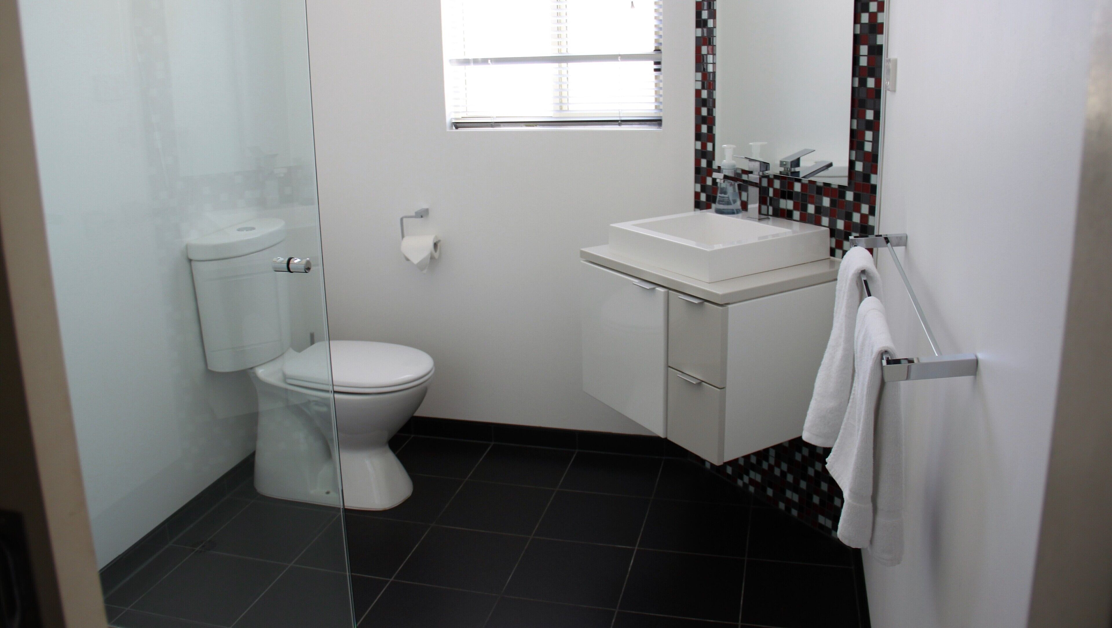BAY OF FIRES VISTA Boutique Accommodation at Binalong Bay - indoor spa bath — image 5