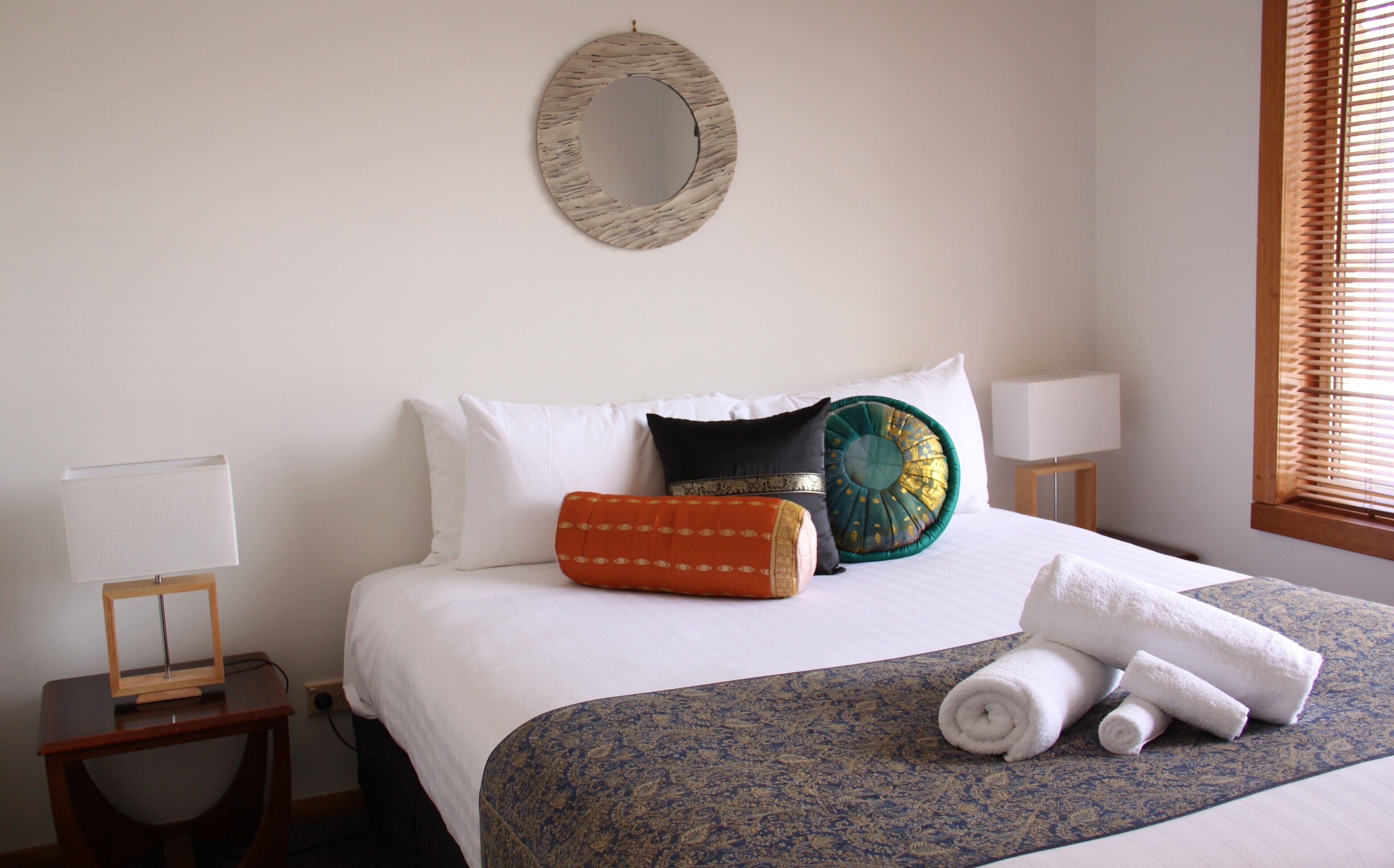 BAY OF FIRES VISTA Boutique Accommodation at Binalong Bay - indoor spa bath — image 6