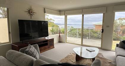 BAY OF FIRES VISTA Boutique Accommodation at Binalong Bay - indoor spa bath