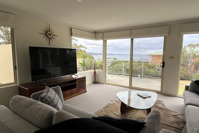 BAY OF FIRES VISTA Boutique Accommodation at Binalong Bay - indoor spa bath