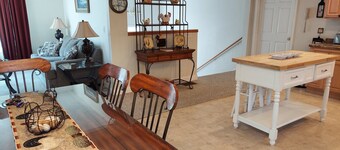 Spacious vacation house with game room close to North Conway and outlets.