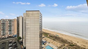 Un immeuble de grande hauteur offrant une vue sur une plage et l’océan.
