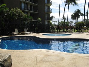 Utendørsbasseng og et oppvarmet basseng