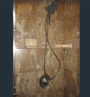 Regadera, toallas, papel de baño 