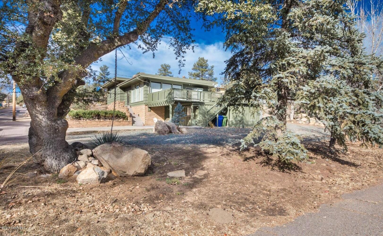 Schemmer House feels rural yet is close to the historic Rodeo Grounds & Downtown