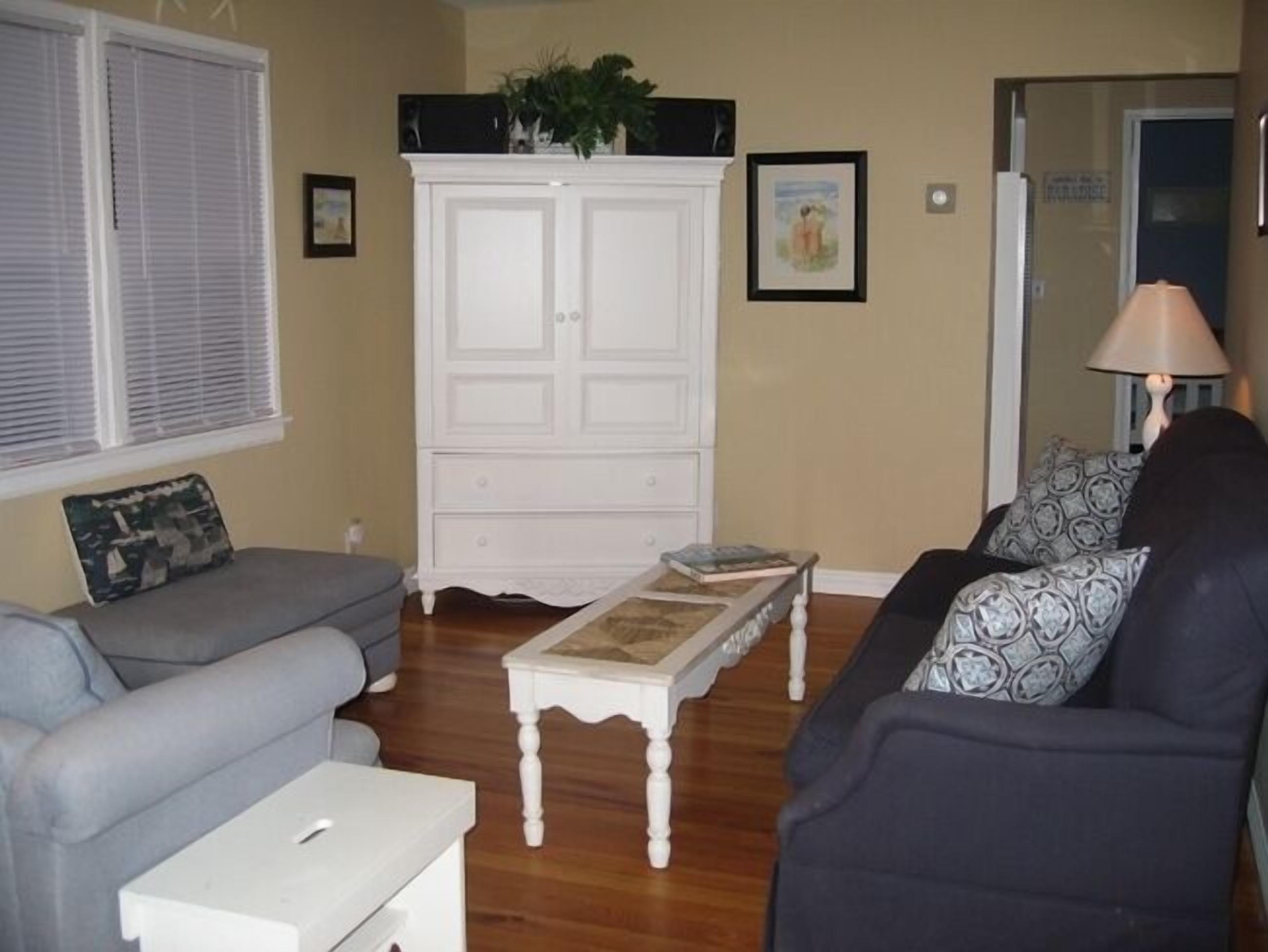 Newport Beach Cottage Steps from Sand of the Ocean and Bay