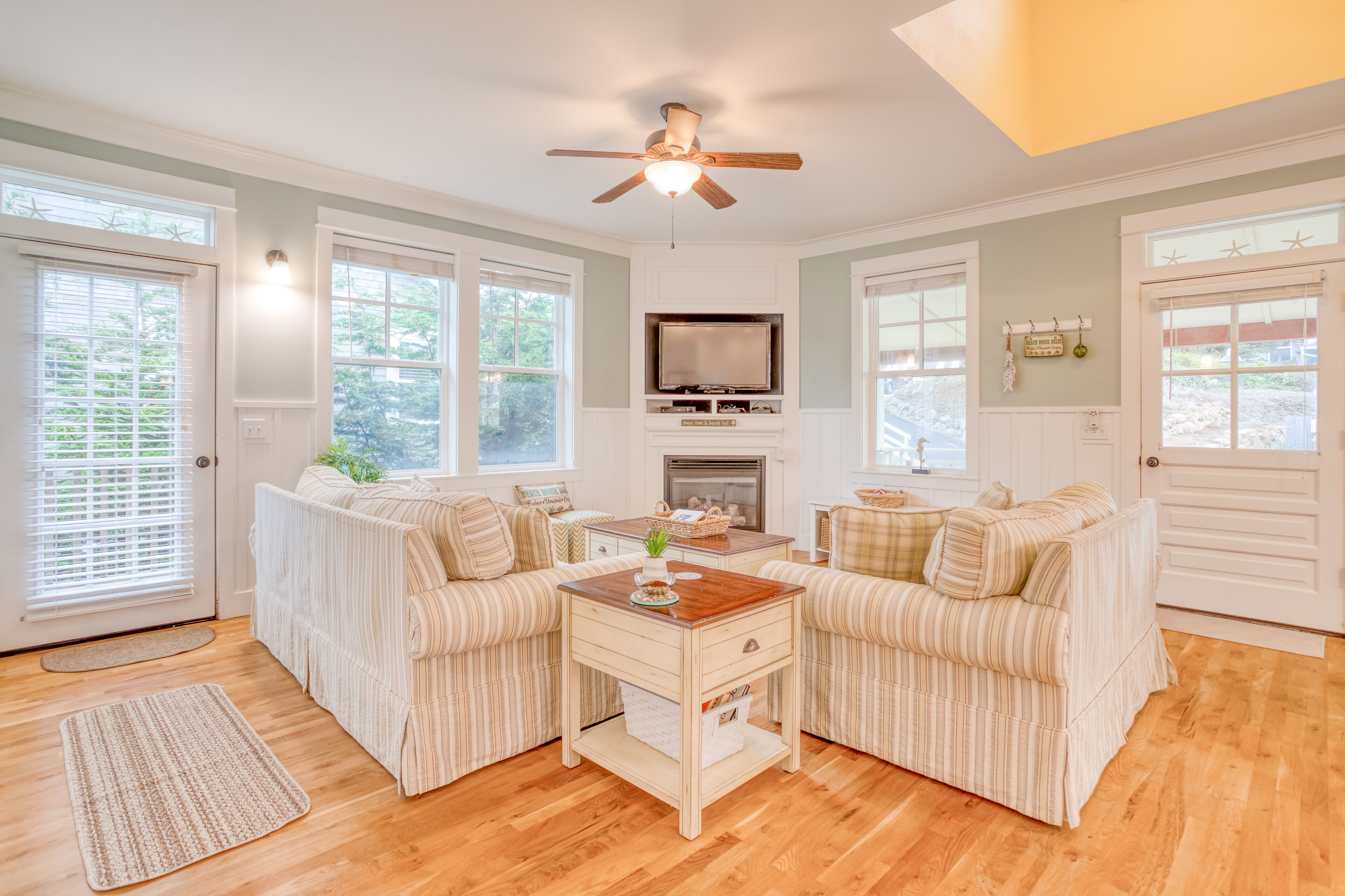 Amenities Galore in Olivia Beach Cottage, Hot Tub, King Suite!