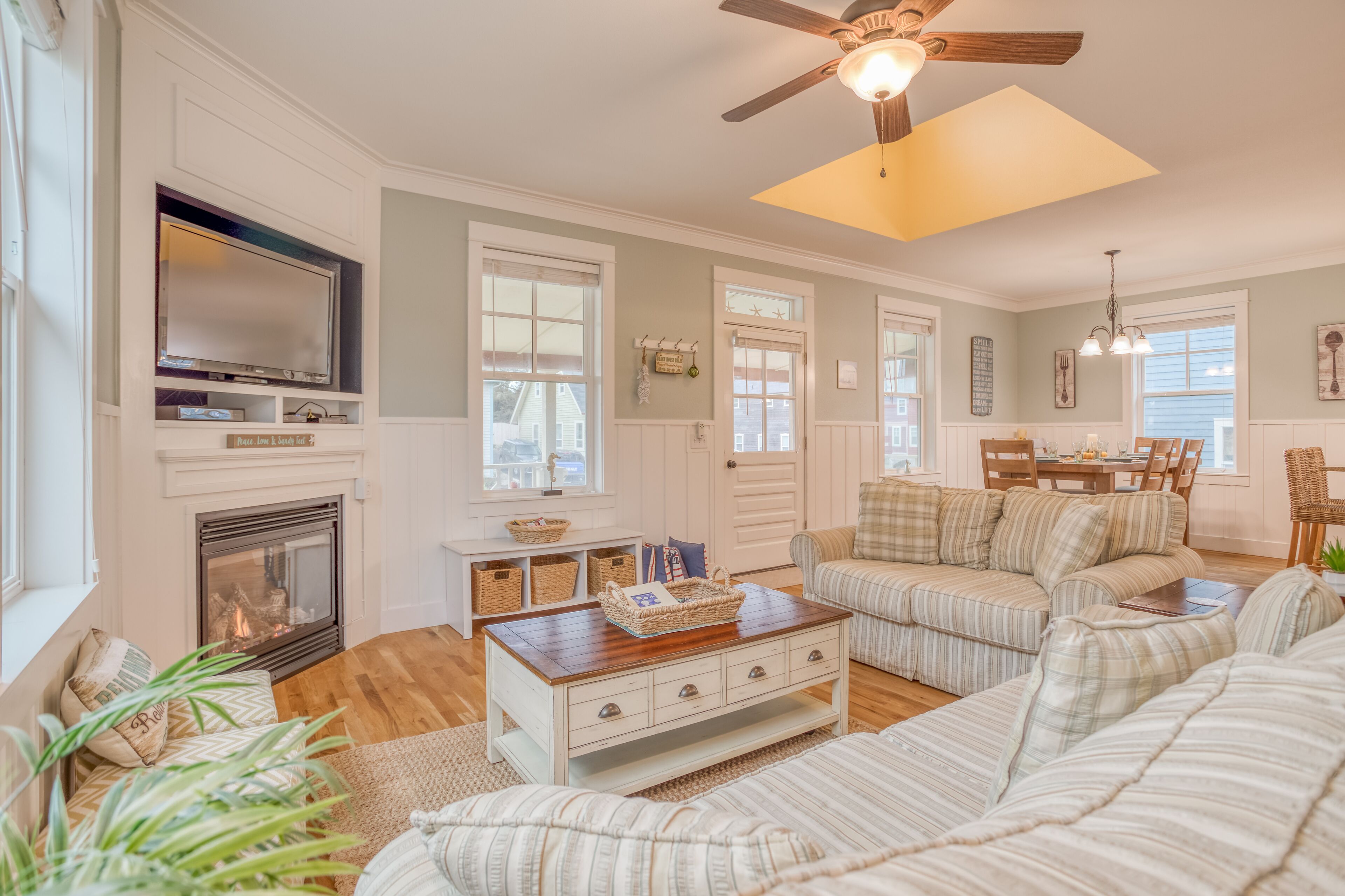 Amenities Galore in Olivia Beach Cottage, Hot Tub, King Suite!