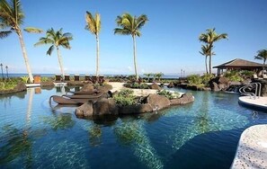 Alberca al aire libre y alberca climatizada