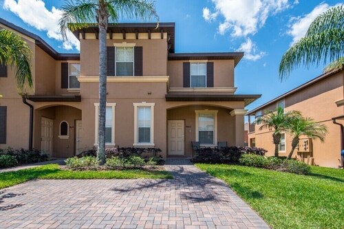 4 bedroom 3.5 bath home close to Club House & pool & only 10 minutes from Disney