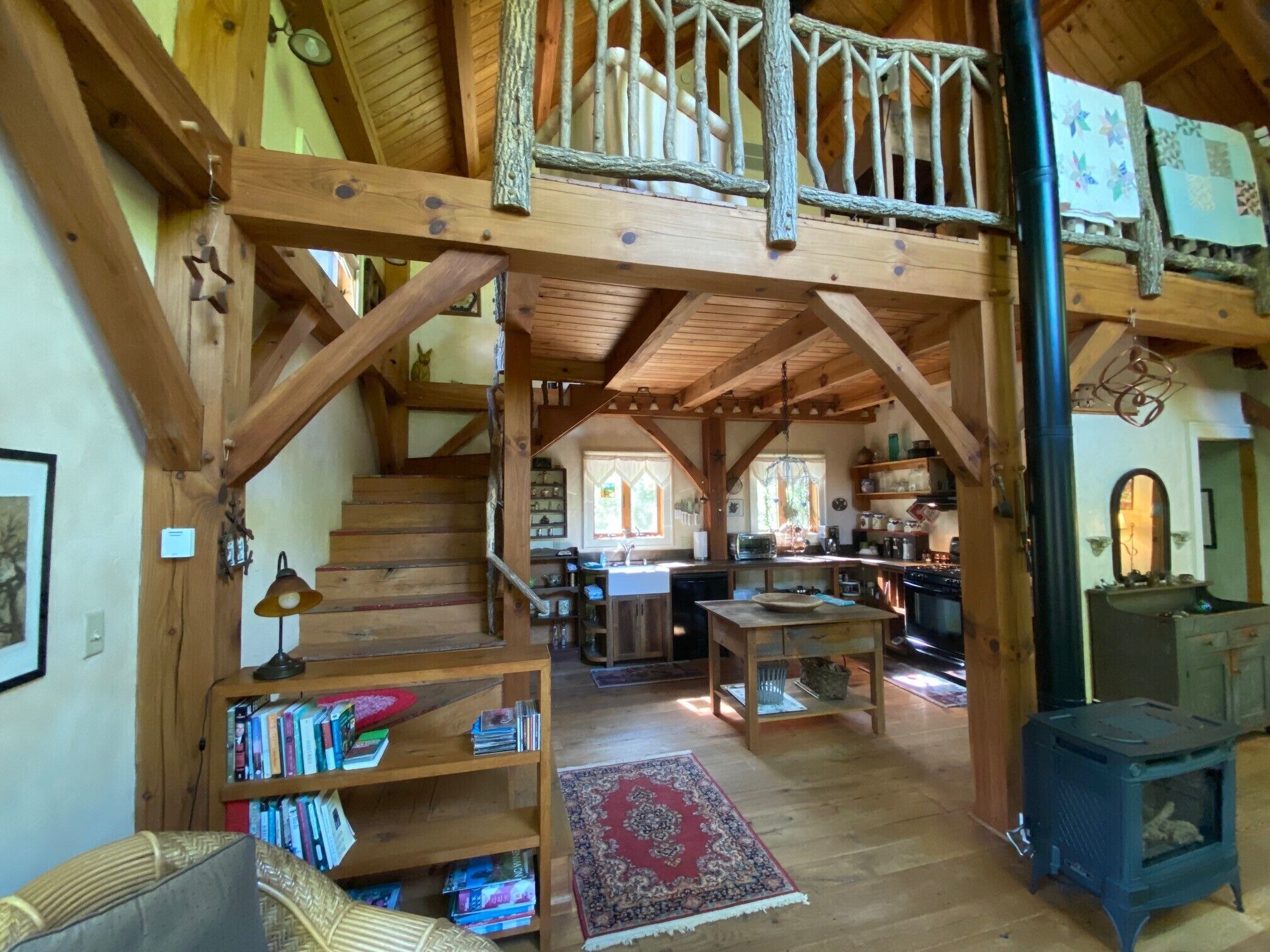 Creekside Post & Beam Stone Cottage, Hot Tub, Steps from downtown Hot Springs