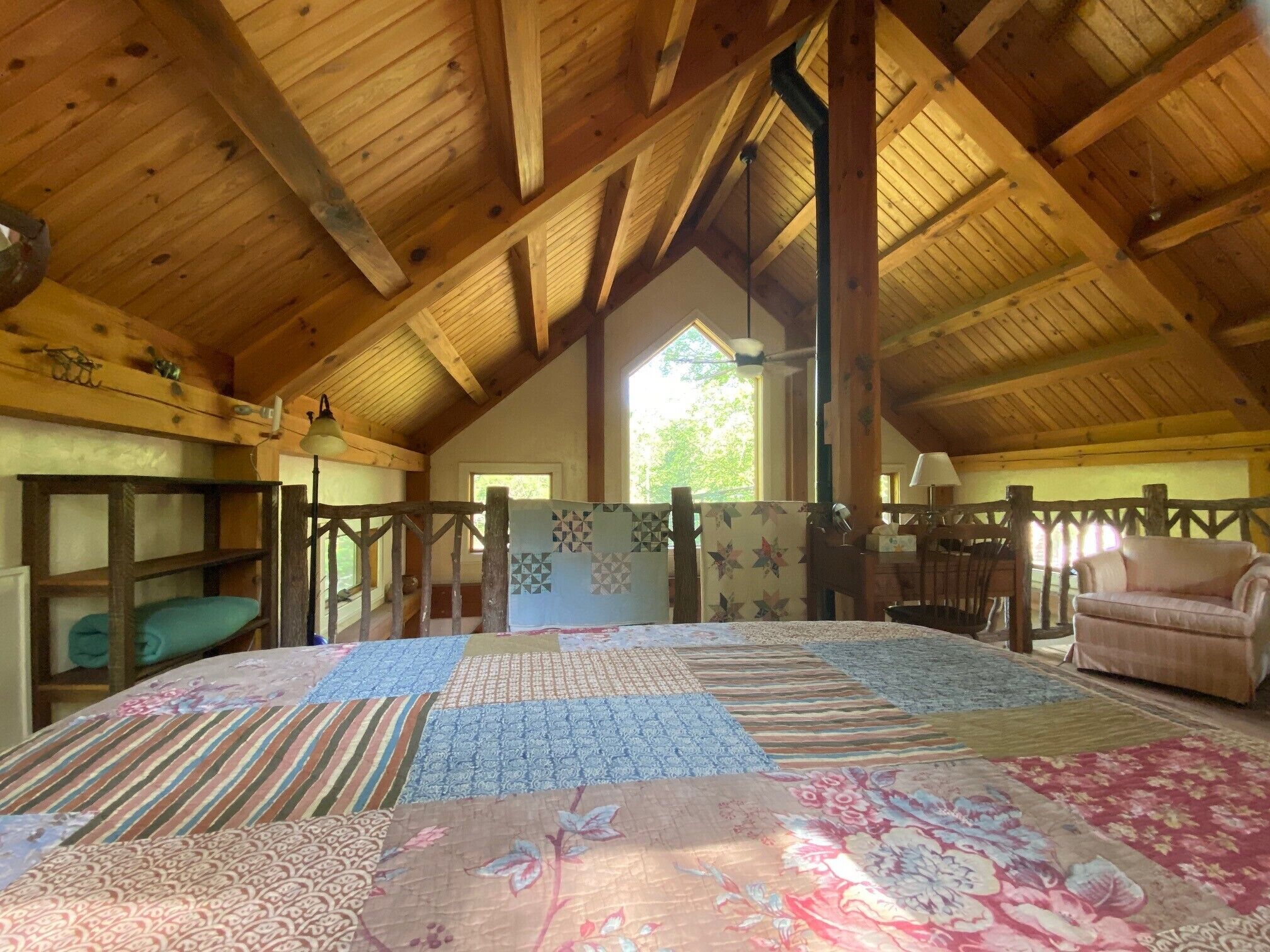 Creekside Post & Beam Stone Cottage, Hot Tub, Steps from downtown Hot Springs