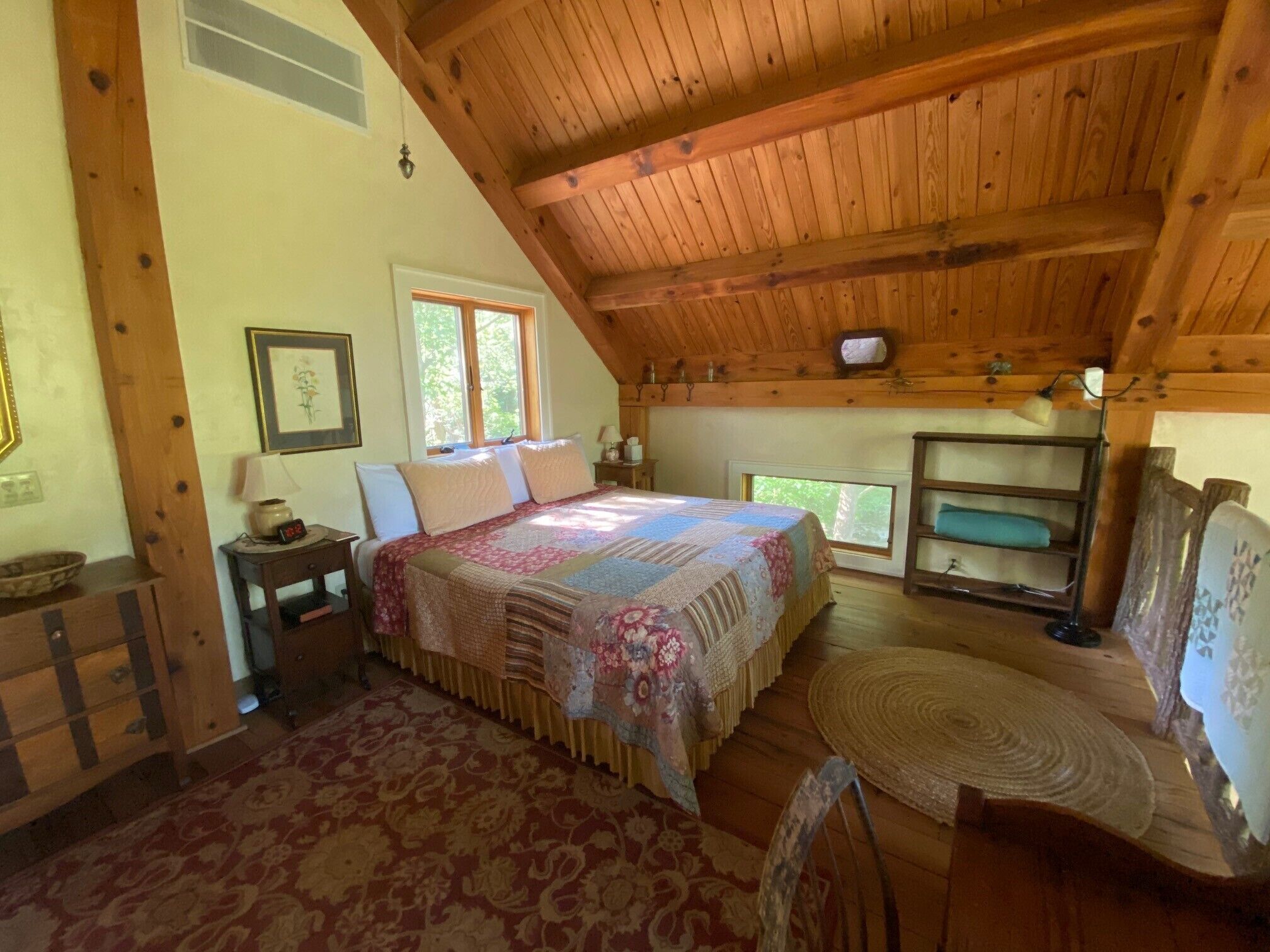 Creekside Post & Beam Stone Cottage, Hot Tub, Steps from downtown Hot Springs